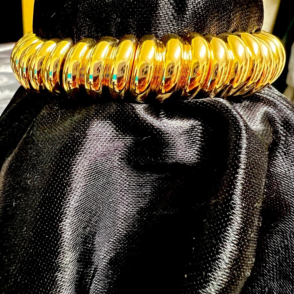 Anthropology seraphina gold stretch bracelet easy on elegant MSRP $48 now $25.